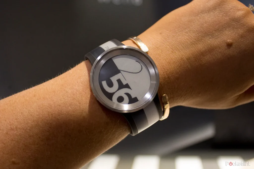 Sony FES Watch - أفضل الساعات الذكية بتقنية الورق الإلكتروني في 2023